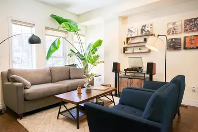 Image de Modern 4br Toronto Home | Record Player, Offices