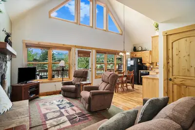 Image de Solitude Eagle #4 - Mountain Cabin with Fireplace