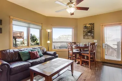 Image de Deer Mountain 28b – 1br/2ba Condo, 2 Fireplaces, Marys Lake & Mountain Views