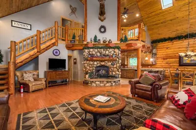 Image de Creekside Retreat - Beautiful Log Cabin Home with Hot Tub - 20-Ncd0202