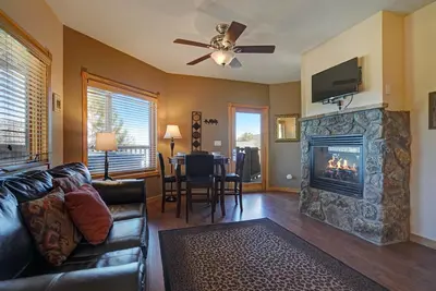 Image de Mount Meeker 26b - Cozy Condo with Private Hot Tub - Mountain and Lake Views