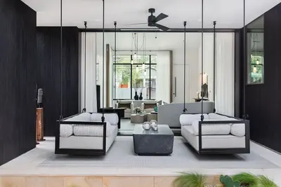 Image de A Luxurious Bungalow Nestled in the Coveted Soco Neighborhood