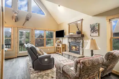 Image de Solitude Eagle #5 - Mountain Cabin with Fireplace
