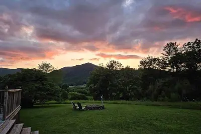 Hiker's Haven: Trail Days, Starry Firepit Nights