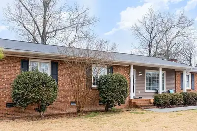 Image de Top convenience for Work or Play in Raleigh. Pet friendly 3 bdrm 2 ba