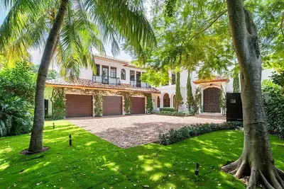Image de Seaside Serenity: Your Ideal Palm Beach Waterfront Rental Escape