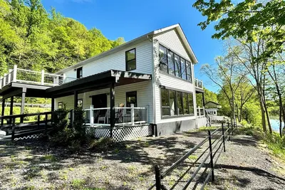 Image de New Modern waterfront home close to Catskill mountains, fire pit, Ev charging
