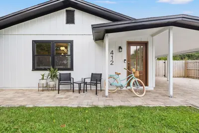 Image de 3-bedroom house only a 5 minute walk to the beach with a turf backyard!