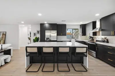 Image de -New- Highly Upgraded in Paradise Valley Village