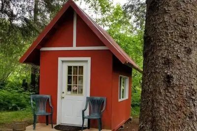 Image de Dy cabin with shared bath house.