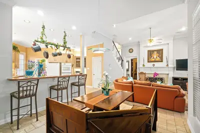 Image de Spacious Pet-Friendly Home Relaxing Backyard Oasis