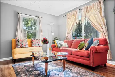Cozy Home in Aksarben Village, near Uno-Baxter Arena, Unmc, Creighton