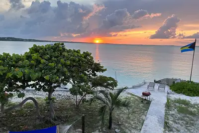 Image de Beachy Villa right on the ocean, where you can find our famous Exuma Turtles!