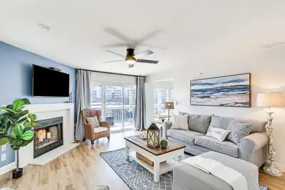 Image de Regatta Bay Condo w/ Balcony + Water Views!