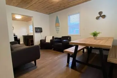 Image de Ludington Ave Suite 3-Blocks from downtown!