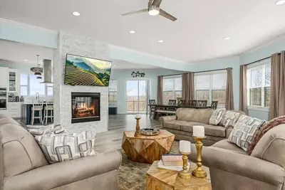 Image de New Upscale Lake Home w/ Views, Deck, WiFi, Games!