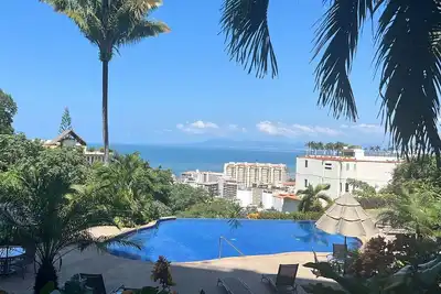 Image de Ocean View 2br Condo - Walk to Town and Beach