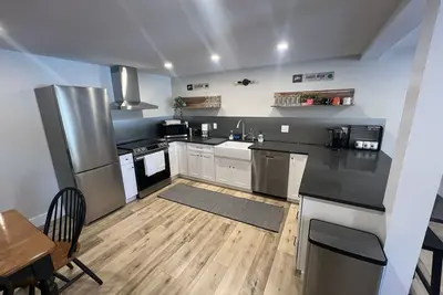 Image de Renovated 2‑Bed Apt w/ Ev Charger, Wi‑Fi & Private Patio — 1 mi to Stowe Village