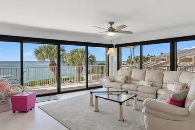 Image de Huge Sunset Views From Wraparound Windows