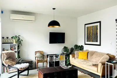 Image de The HoneyComb Home - modern, gated and smartly designed. V. well located.