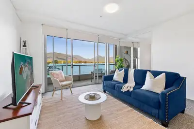 Image de Luxe Waterfront - prime location, Pool, Gym & Sauna