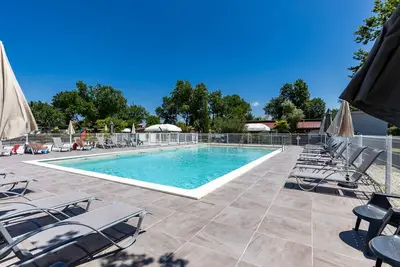 Image de Mobile Home 'Bungalow Grand Confort' avec piscine partagée, terrasse privée et climatisation