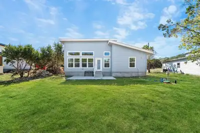 Image de Red Door on Canyon Lake -New- Sleeps 7 - Comal Park