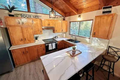 Image de For the discerning guest. Cabin at Lilac Terrace 🌲⛷️with summer Th Lake Access.