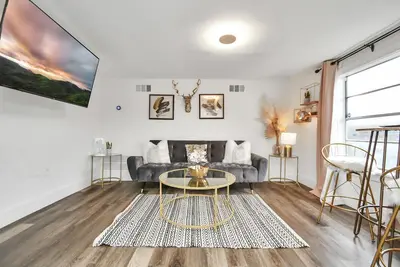 Image de Golden Luxe Getaway ~ EaDo Htx