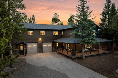 Image de Say Goodbye to Outdated Rentals & Stay in Style less than 1 mi to Ynp West Gate!