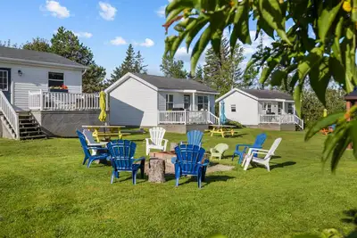 Image de Drift Wood, Spacious 2 BRs, Living, Kitchen, Full Bathroom & a Patio