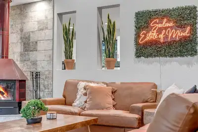 Image de Stunning Sedona Views | Walk to Trailheads | Hot Tub + Firepit Retreat-Featured on Staycation!