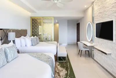 Image de ✩Split-Level✩3br Beachfront Luxury✩Private Terrace & Hammock✩