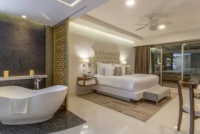 Image de ✩Luxe 3br Oceanfront✩Wraparound Terrace w/Jacuzzi✩4198ft²✩