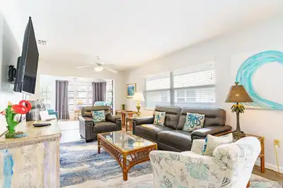 Image de 100' from the beach, Spacious 2br Beachside Oasis
