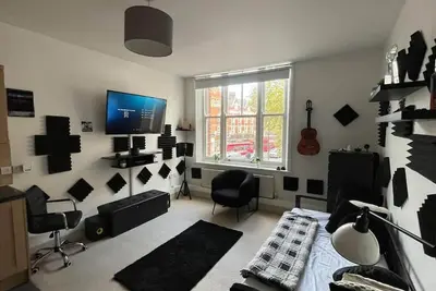 Image de Cosy, Clean & Convenient Stay In London