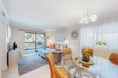 Image de Water view retreat with balcony, beach gear, pools, tennis, hot tub, & gym