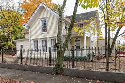 Image de Eclectic 1899 Victorian ~ Walk to Food & Drinks