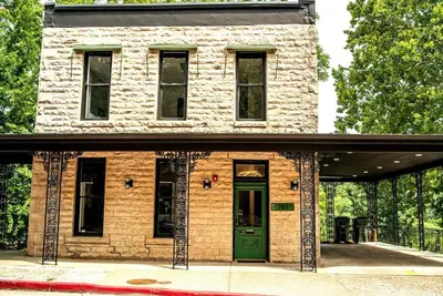 Image de Downtown+HotTub+Wifi+FreeParking Entire Building @151 Spring