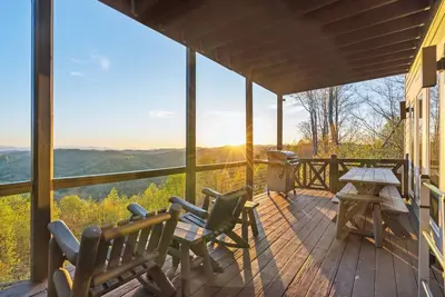 Image de 10min to Hatley Pointe~Views~ HotTub~ FirePit