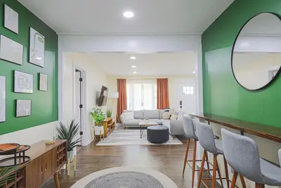 Image de Stylish West Lake Escape, Pet Friendly, WiFi, Workspaces, 5 Miles from Downtown!