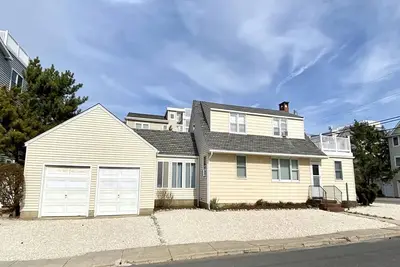 Image de 5 Bedrooms that Sleeps 14! Home has Ocean Views! 50 Feet from Beach Ramp! ! ! !