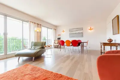 Image de Paris centre, vue sur jardin, très calme, familiale, confort, ascenseur, box.