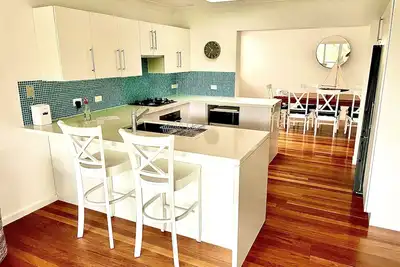 Image de Meters to the beach and cafe, large home with lots of room.