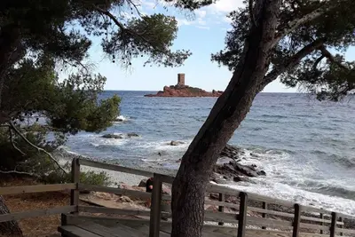 Image de Les pieds dans l'eau, entre mer et montagne, entre Cannes et Saint Tropez