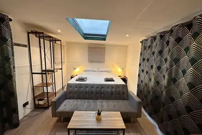 Image de Chalet with Skylight, Patio, Ensuite + HotTub/Sauna