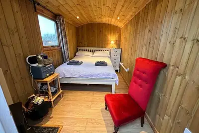 Image de Beautiful Shepherds Hut Surrounded by Meadow