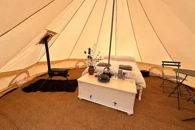 Image de Bell Tent + Hot Tub/Sauna