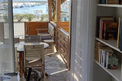 Image de F2 à 30 m dela plage et départ du sentier des douaniers vue sur marina