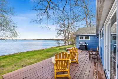 Image de Classic Lake Melissa Cottage, just steps away from the water on the South Bay!